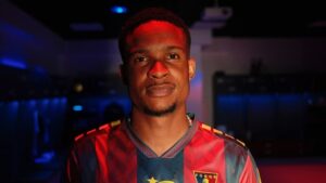 Skrzydłowy Paul Mukairu reprezentujący Pogoń Szczecin