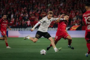 Pogoń Szczecin w końcu wygrywa. Widzew żegna się z trenerem.